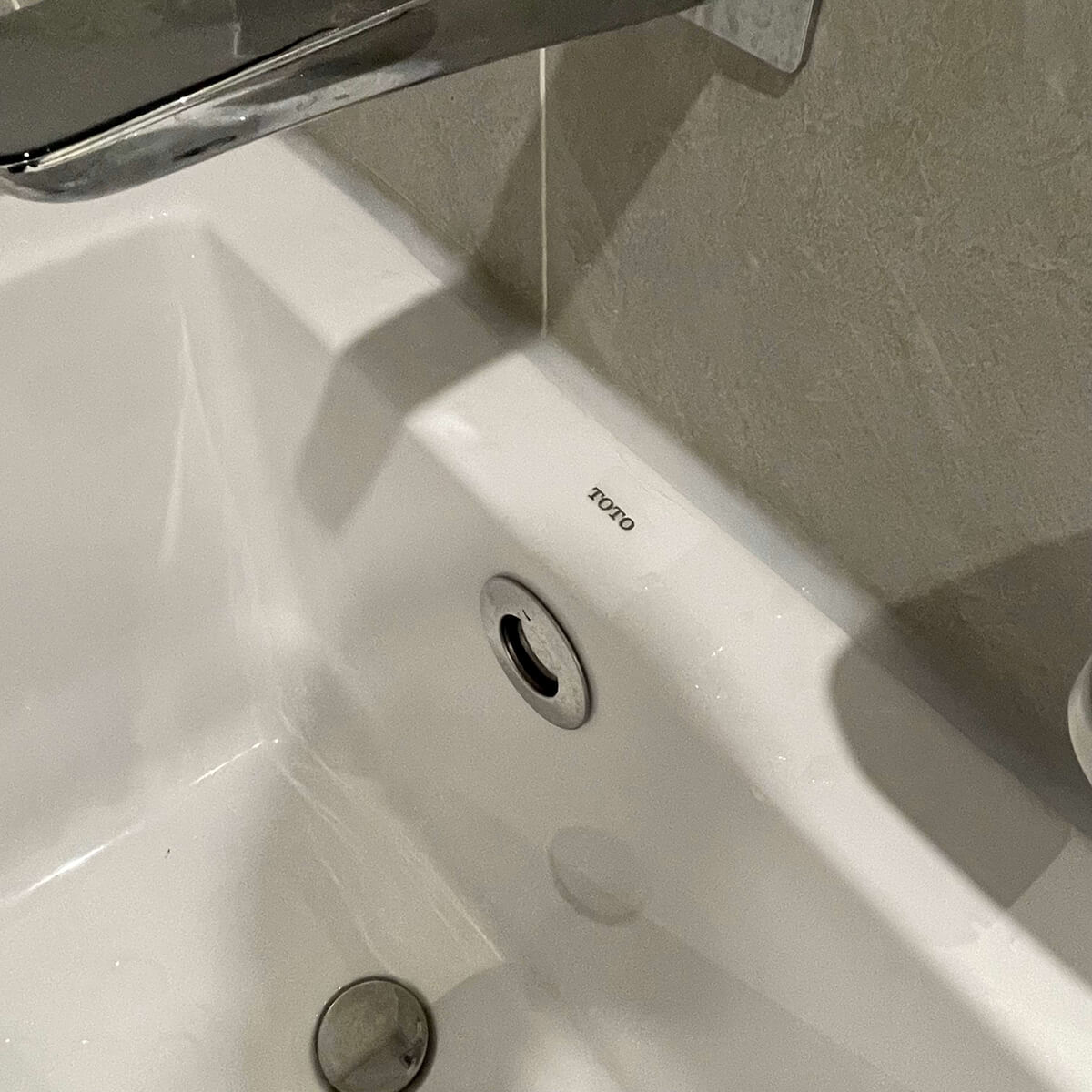 Bồn tắm yếm TOTO PAY1525VC#W TVBF411 nhựa 1m5 gồm bộ xả thải