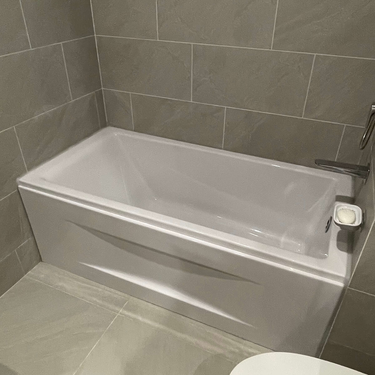 Bồn tắm yếm TOTO PAY1525VC#W TVBF411 nhựa 1m5 gồm bộ xả thải