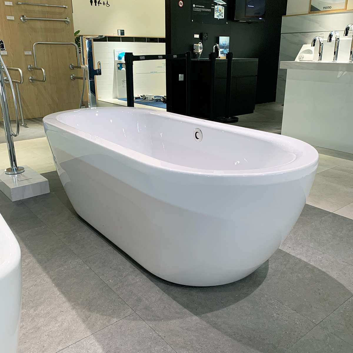 Bồn tắm đặt sàn TOTO PAY1717CPTNE#W nhựa 1m7