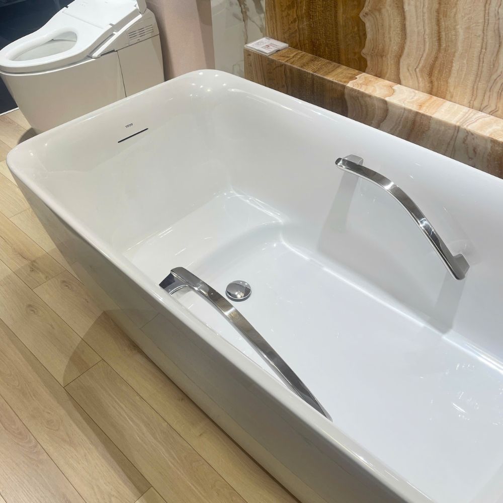 Bồn tắm đặt sàn TOTO PJY1724WHPWEN#GW GALALATO 1m7 tay vịn trắng bóng