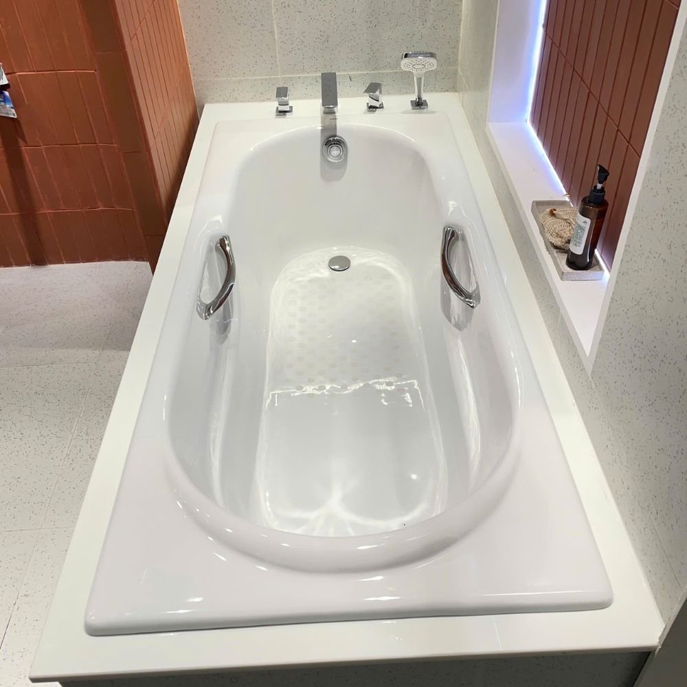 Bồn tắm TOTO FBY1720NHPE#W gang tráng men 1m7 tay vịn