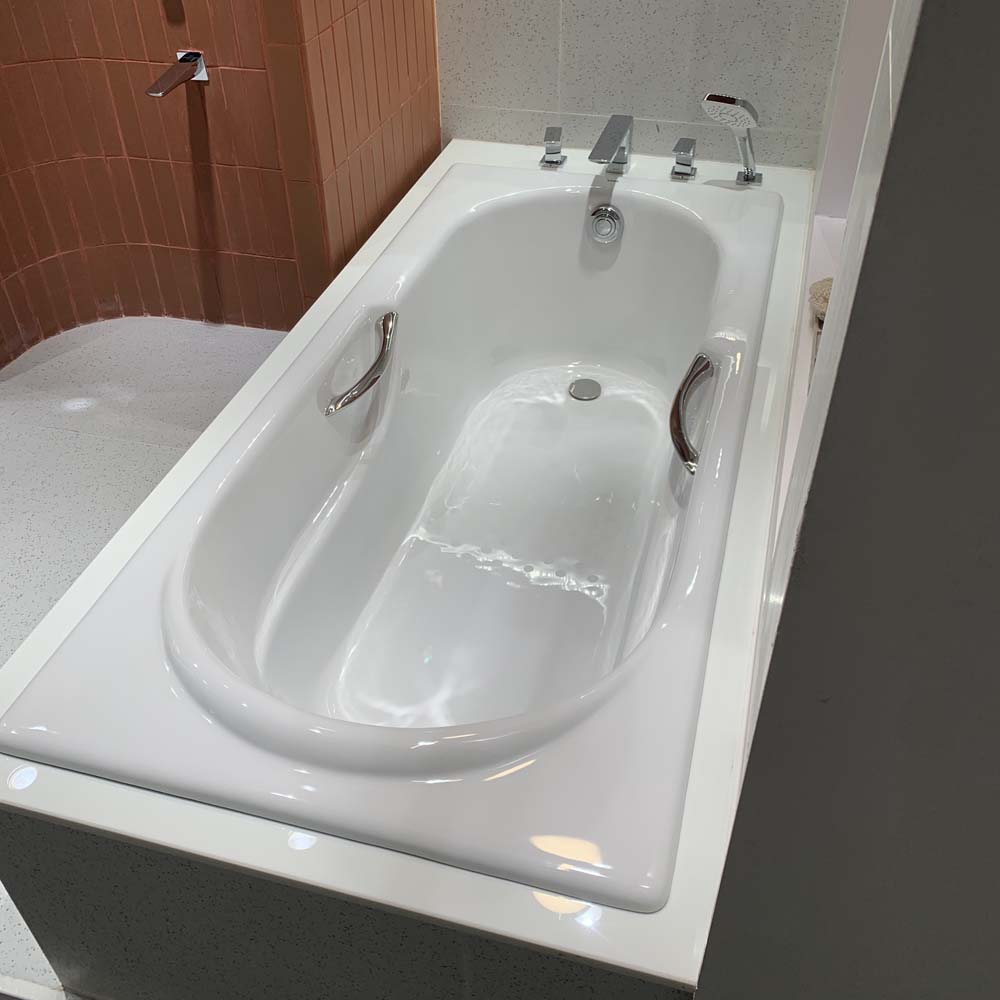 Bồn tắm TOTO FBY1720NHPE#W TVBF412 DB505R-2B gang tráng men 1m7 tay vịn gồm bộ xả thải