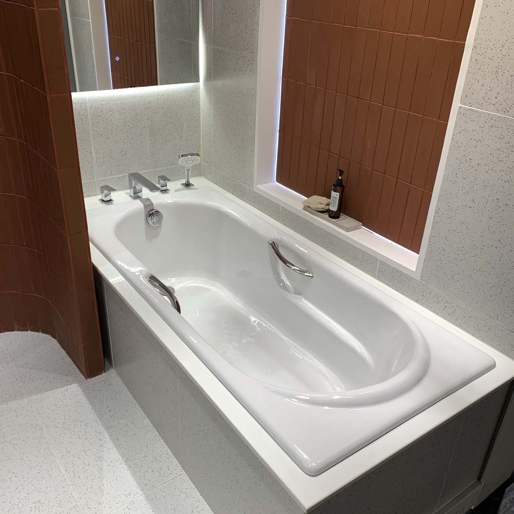 Bồn tắm TOTO FBY1720NHPE#W TVBF412 DB505R-2B gang tráng men 1m7 tay vịn gồm bộ xả thải