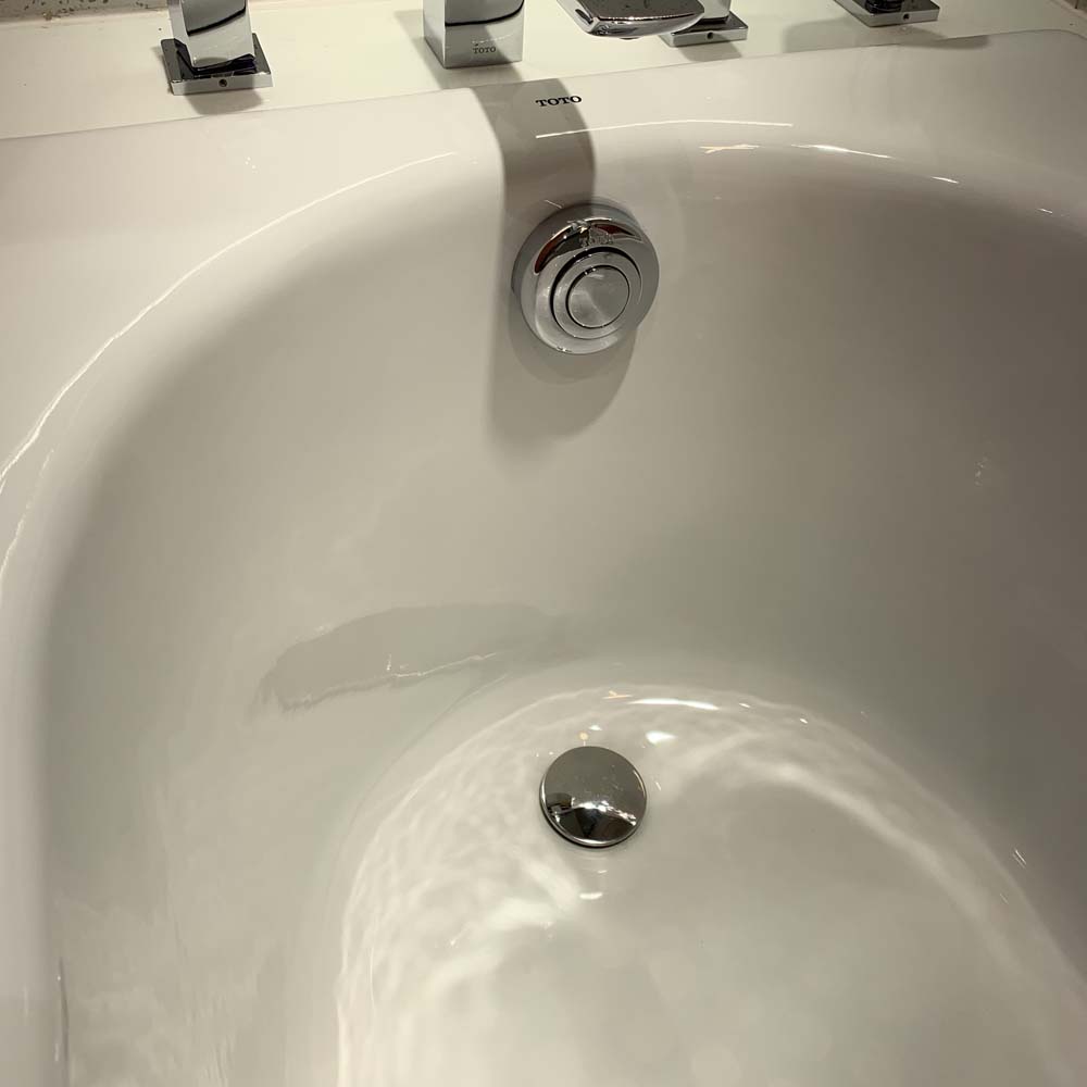 Bồn tắm TOTO FBY1720NHPE#W TVBF412 DB505R-2B gang tráng men 1m7 tay vịn gồm bộ xả thải