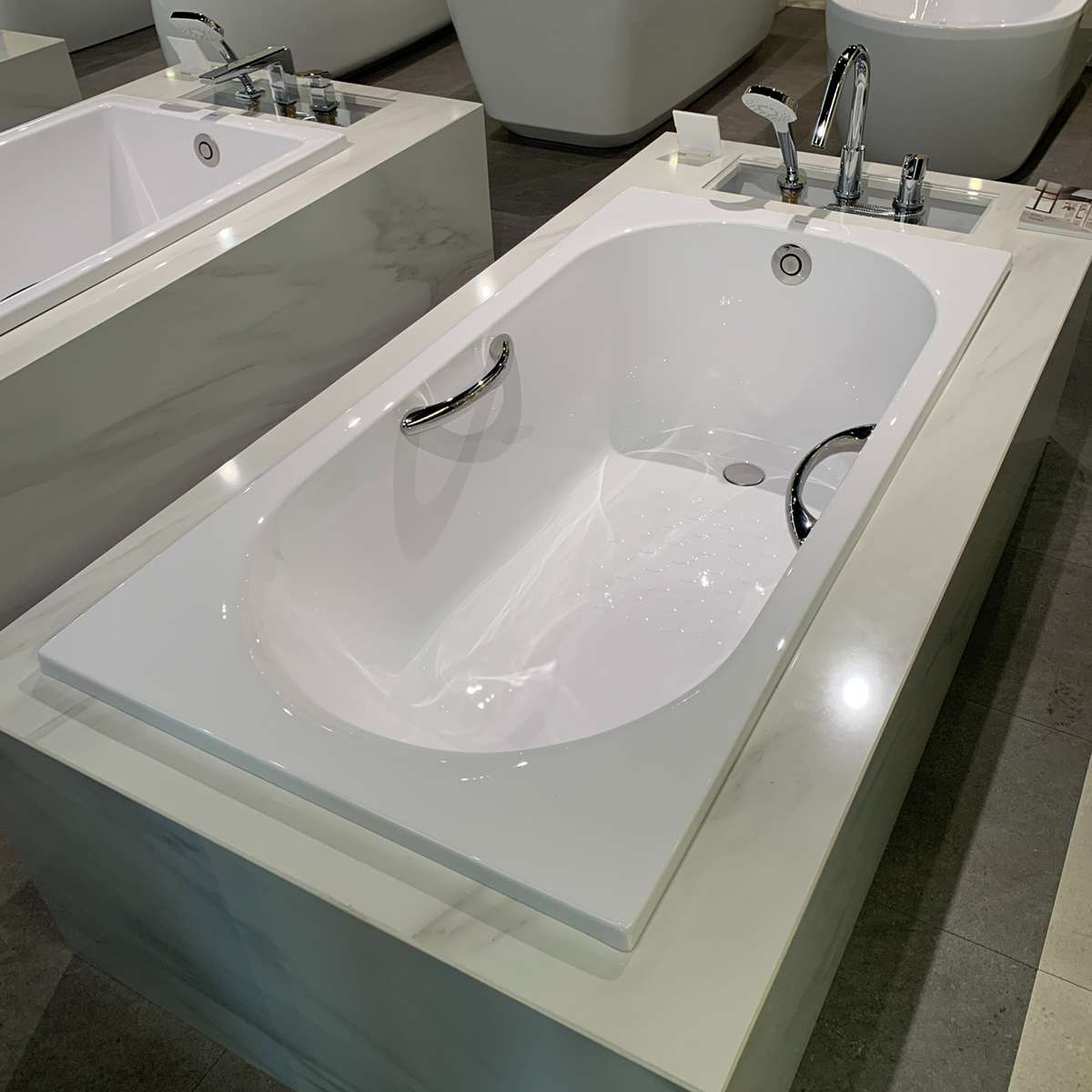 Bồn tắm TOTO PAY1510HV#W nhựa 1m5 tay vịn