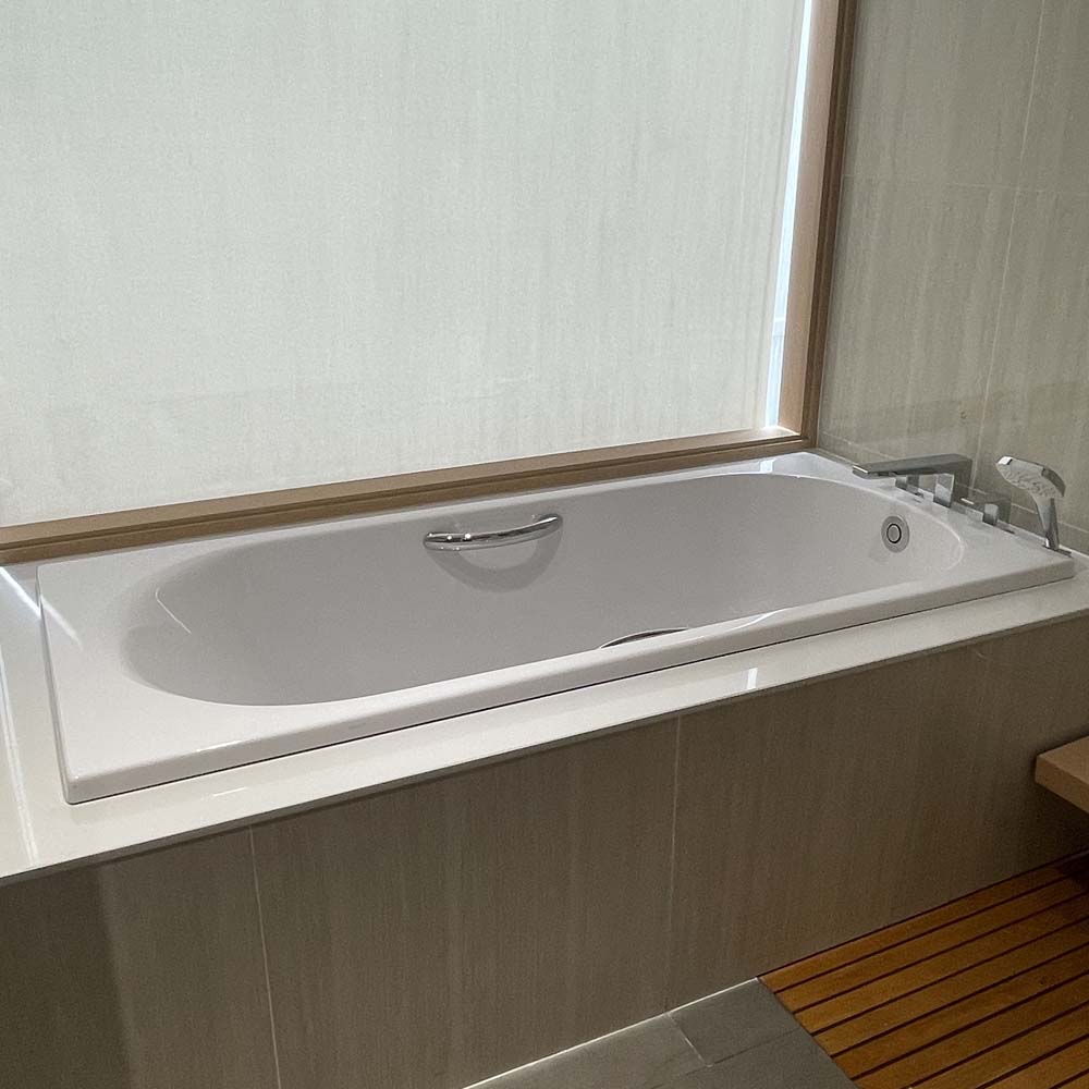 Bồn tắm TOTO PAY1710HV#W TVBF411 nhựa 1m7 tay vịn gồm bộ xả thải