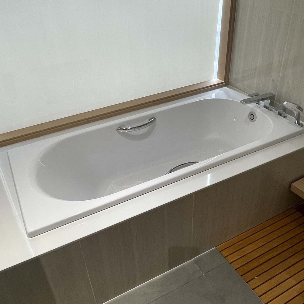 Bồn tắm TOTO PAY1710HV#W TVBF411 nhựa 1m7 tay vịn gồm bộ xả thải