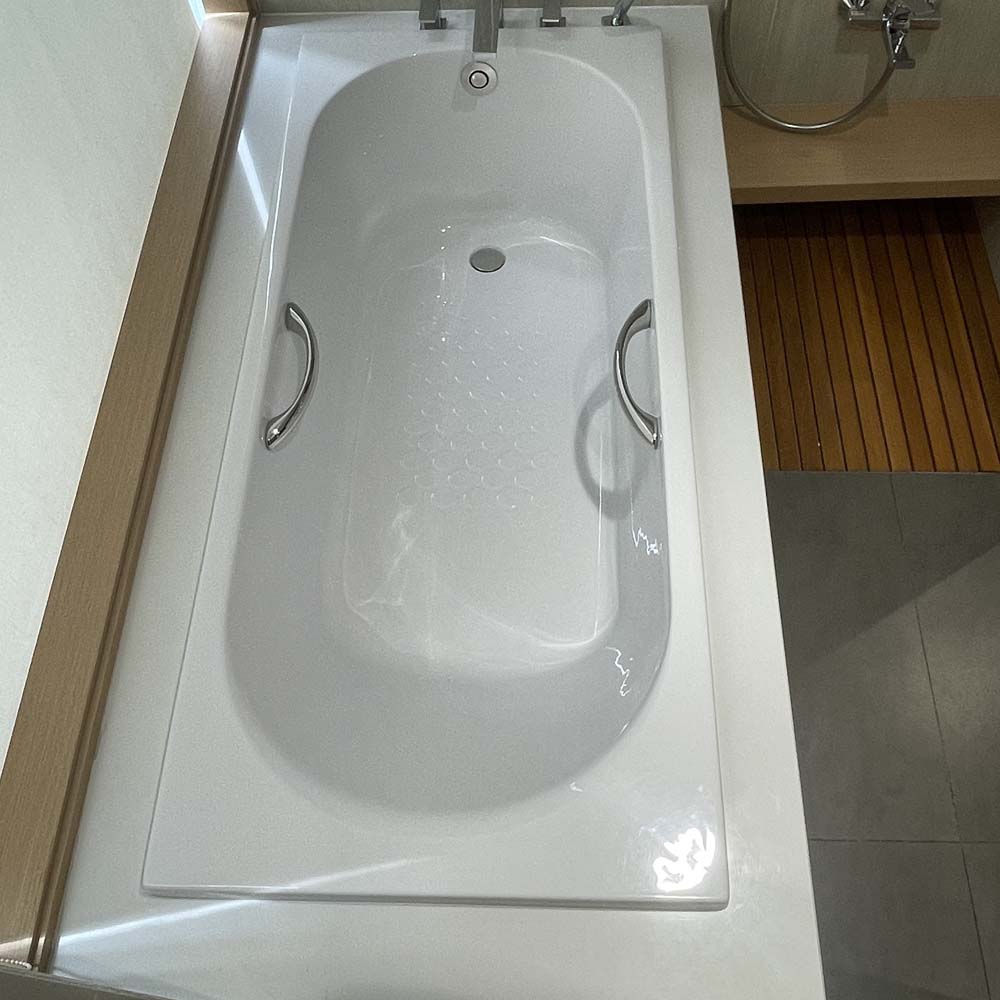 Bồn tắm TOTO PAY1710HV#W TVBF411 nhựa 1m7 tay vịn gồm bộ xả thải