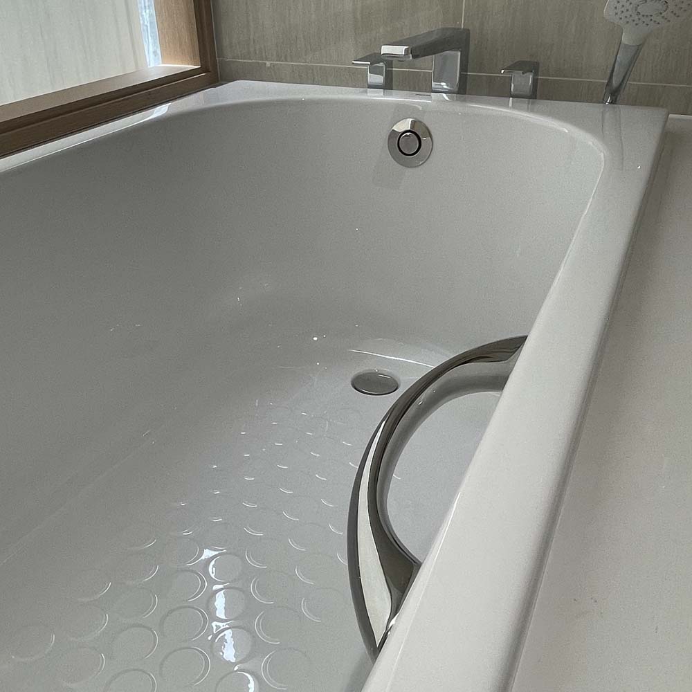 Bồn tắm TOTO PAY1710HV#W TVBF411 nhựa 1m7 tay vịn gồm bộ xả thải