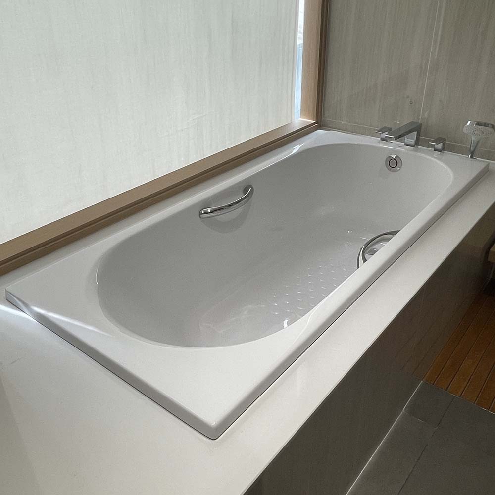 Bồn tắm TOTO PAY1710HV#W TVBF411 nhựa 1m7 tay vịn gồm bộ xả thải