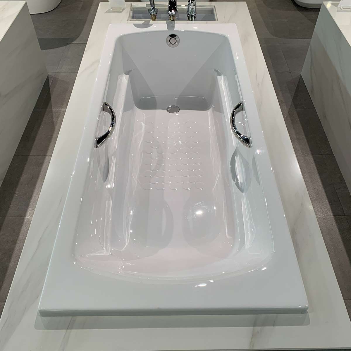 Bồn tắm TOTO PAY1730HV#W TVBF411 nhựa 1m7 tay vịn gồm bộ xả thải