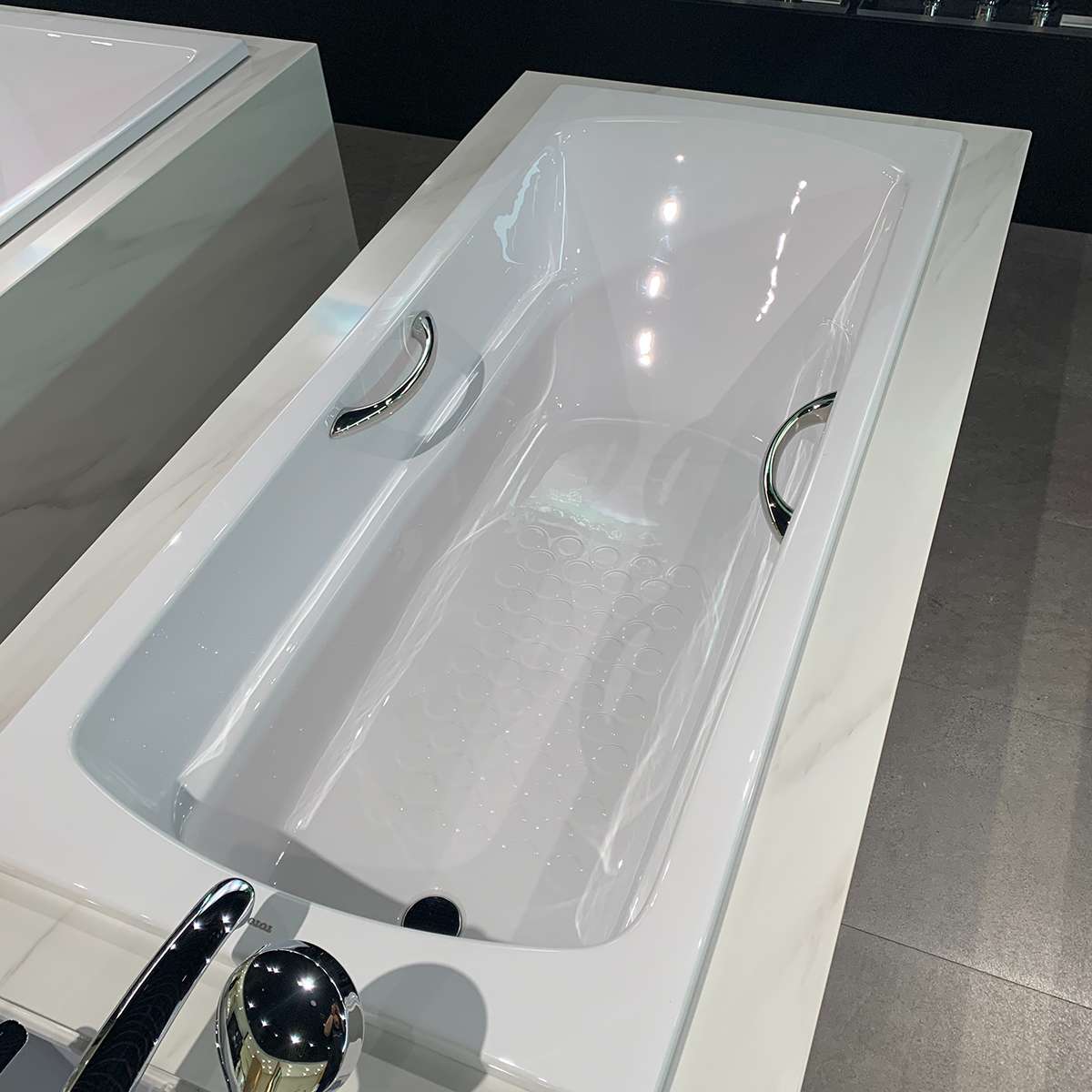 Bồn tắm TOTO PAY1730HV#W TVBF411 nhựa 1m7 tay vịn gồm bộ xả thải