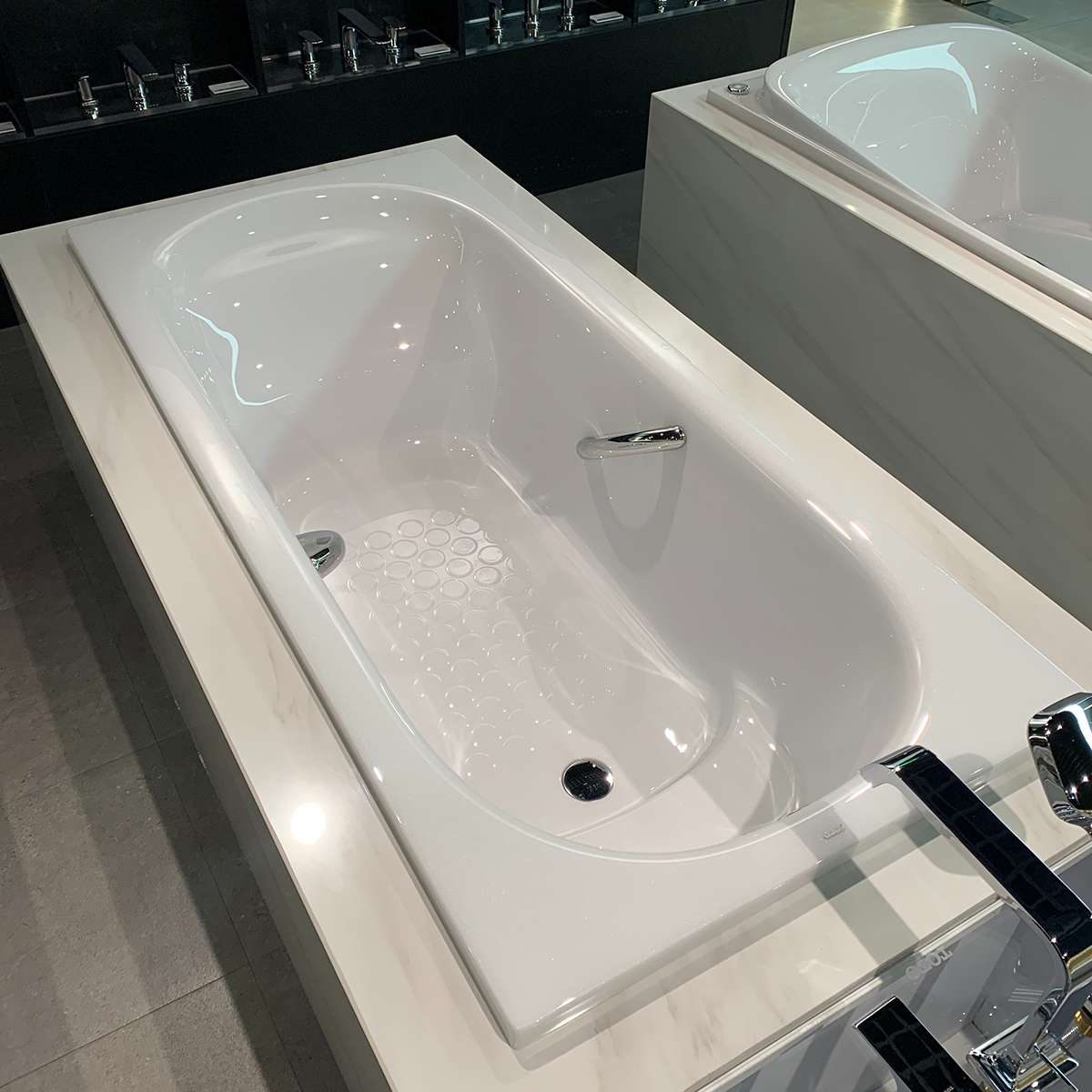 Bồn tắm TOTO PPY1750HPE#P DB505R-3B TVBF412 ngọc trai 1m7 tay vịn gồm bộ xả thải