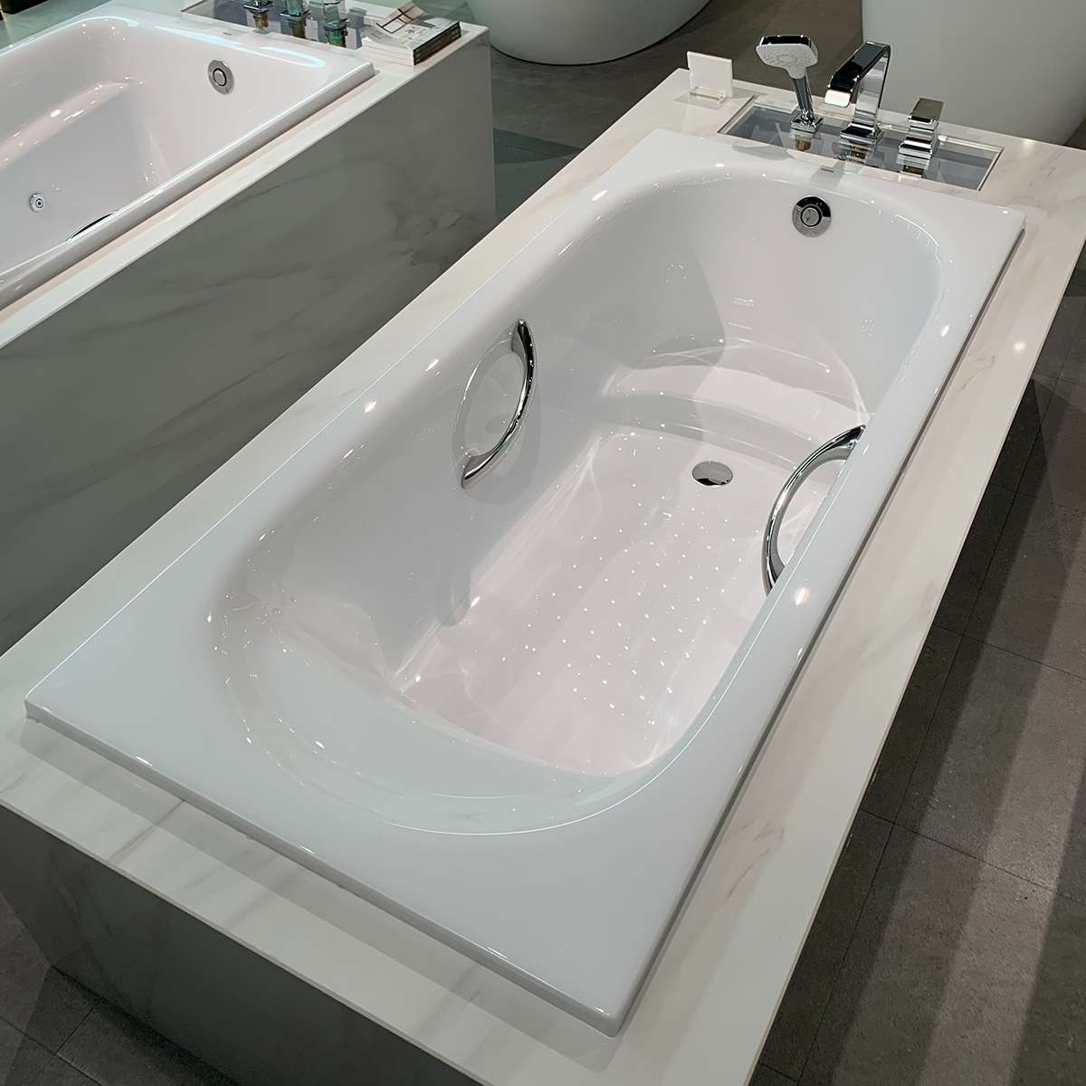 Bồn tắm TOTO PPY1750HPE#P DB505R-3B TVBF412 ngọc trai 1m7 tay vịn gồm bộ xả thải