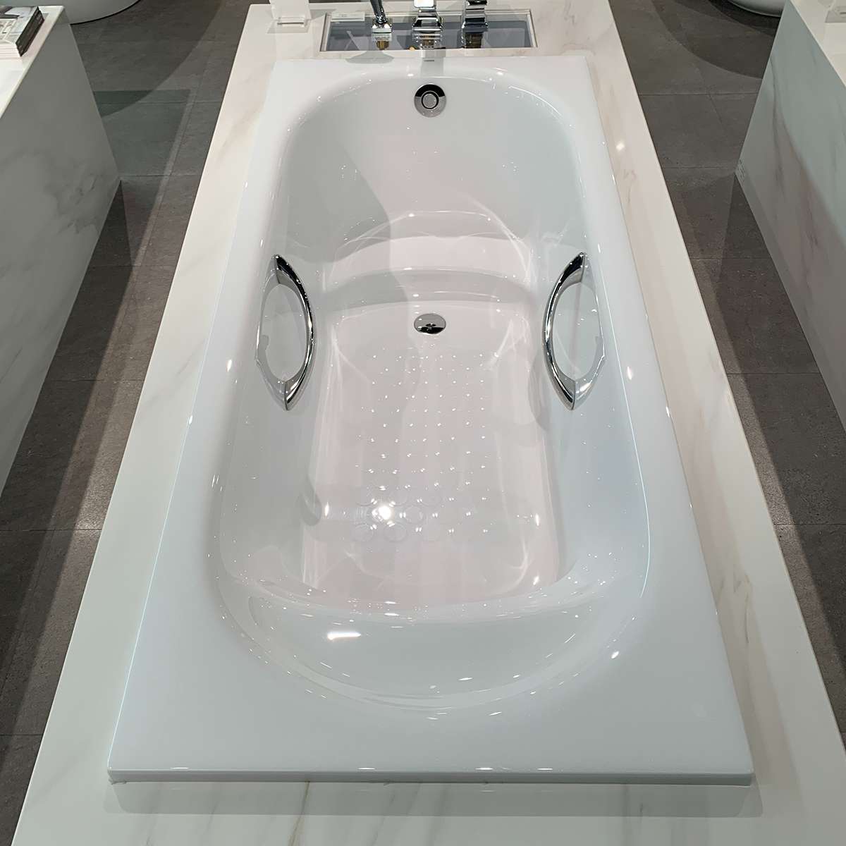 Bồn tắm TOTO PPY1750HPE#P DB505R-3B TVBF412 ngọc trai 1m7 tay vịn gồm bộ xả thải