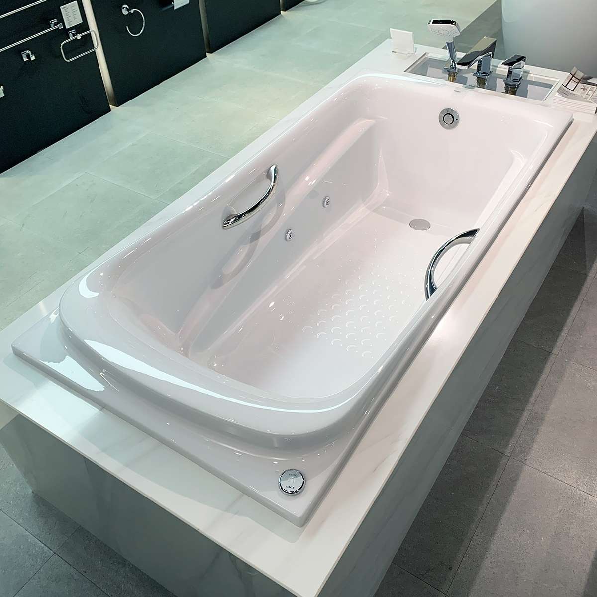 Bồn tắm massage TOTO PPYK1760ZRHPE#P DB501R-2B ngọc trai 1m7 tay vịn gồm bộ xả nhấn