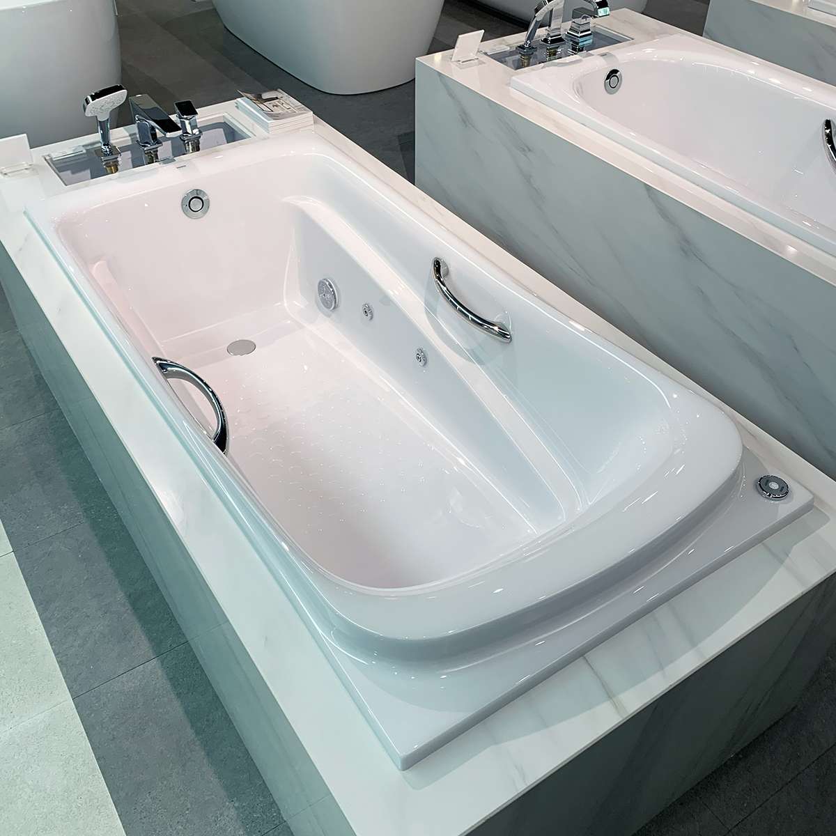 Bồn tắm massage TOTO PPYK1760ZRHPE#P DB501R-2B ngọc trai 1m7 tay vịn gồm bộ xả nhấn