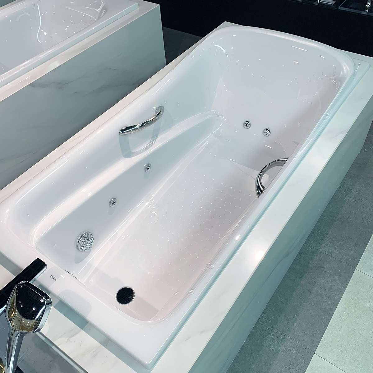 Bồn tắm massage TOTO PPYK1760ZRHPE#P DB501R-2B ngọc trai 1m7 tay vịn gồm bộ xả nhấn