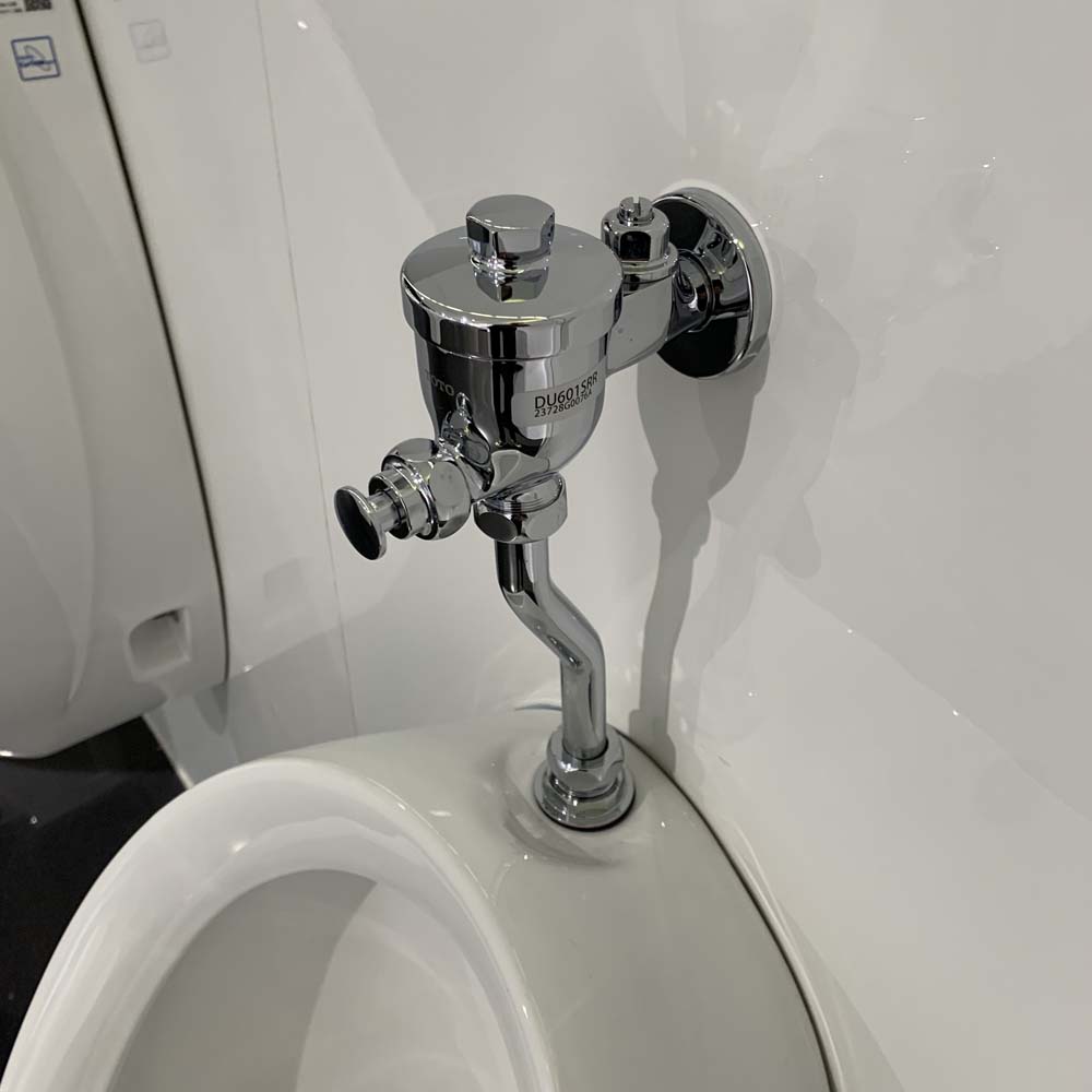 Bồn tiểu nam TOTO U104W/F DU601SRR treo tường kèm van xả nhấn