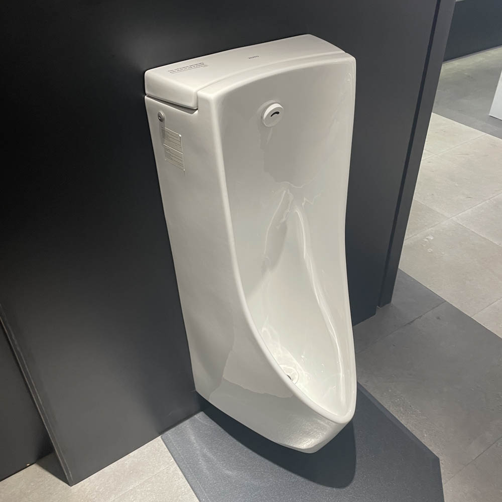 Bồn tiểu nam TOTO USWN900AS HHF90603 treo tường kèm van cảm ứng