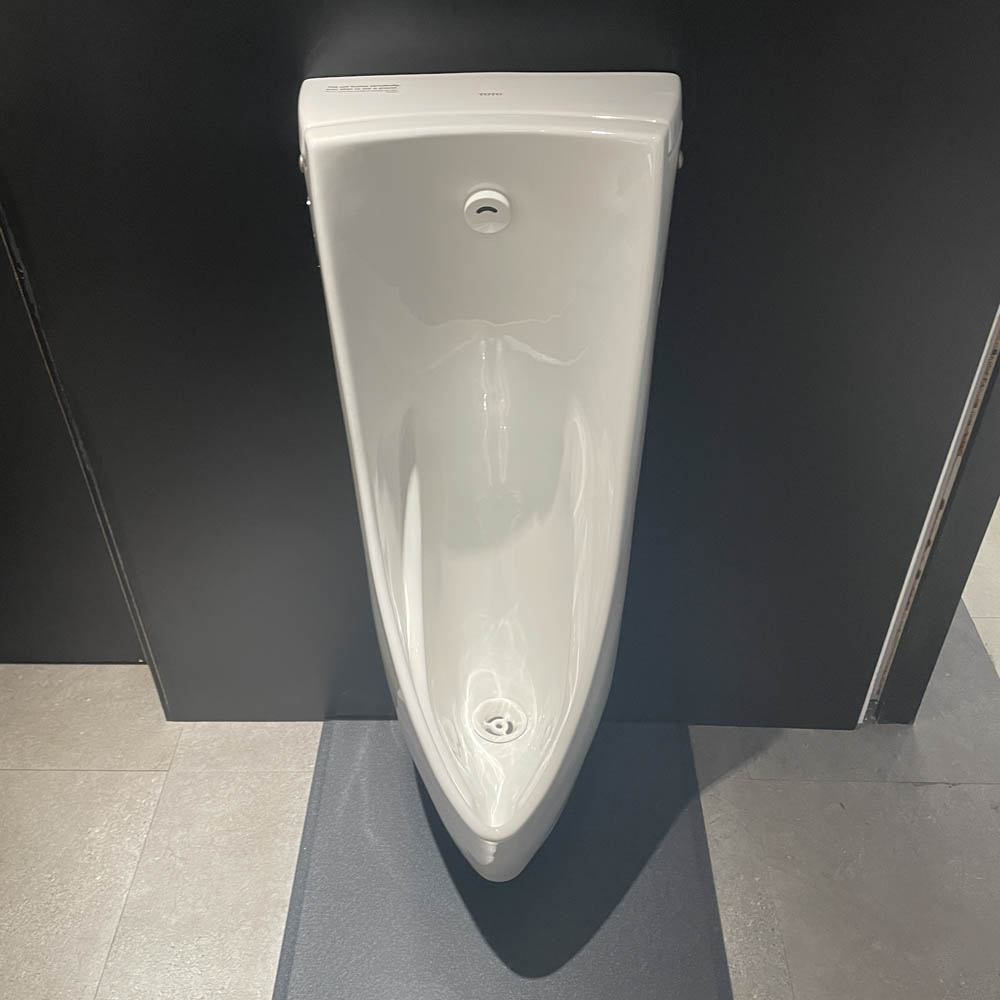 Bồn tiểu nam TOTO USWN900AS HHF90603 treo tường kèm van cảm ứng