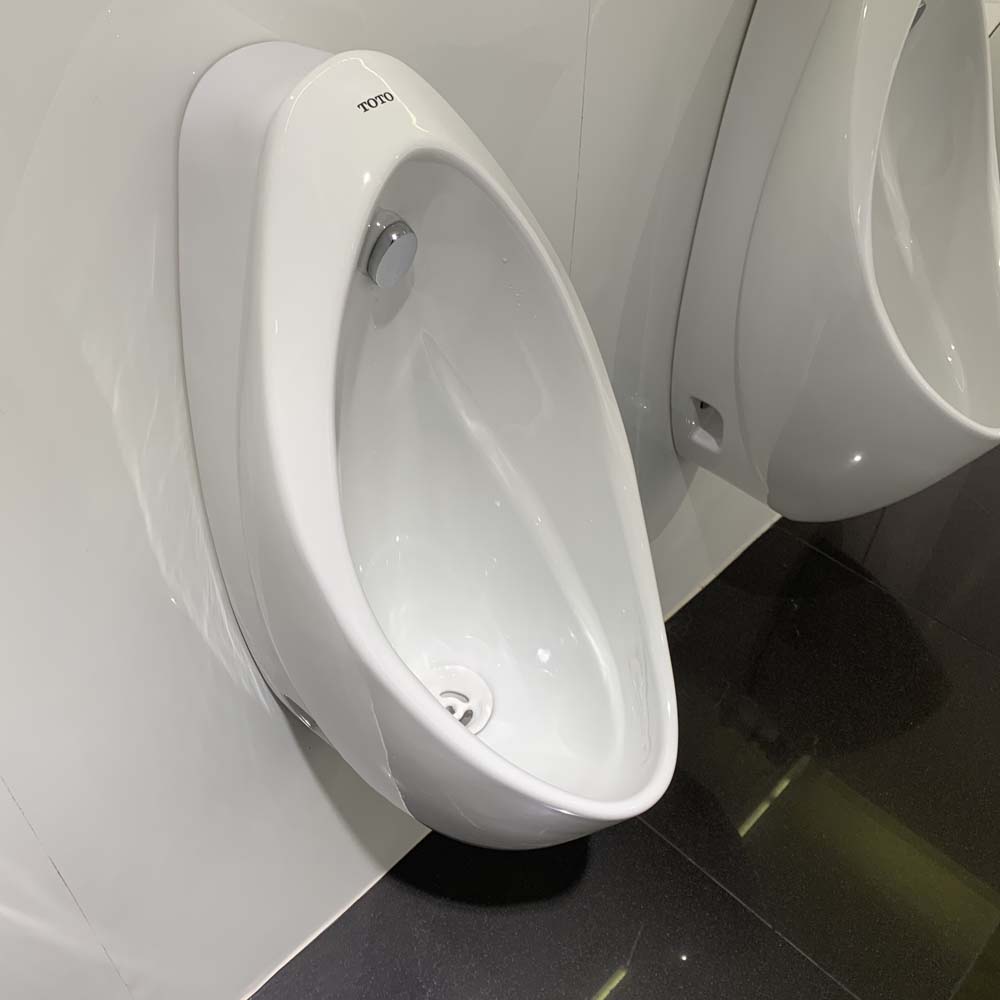 Bồn tiểu nam TOTO UT904HR treo tường xả 0.5L đường cấp nước phía sau