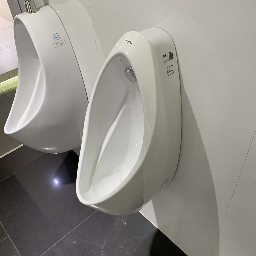 Bồn tiểu nam TOTO UT904HR treo tường xả 0.5L đường cấp nước phía sau