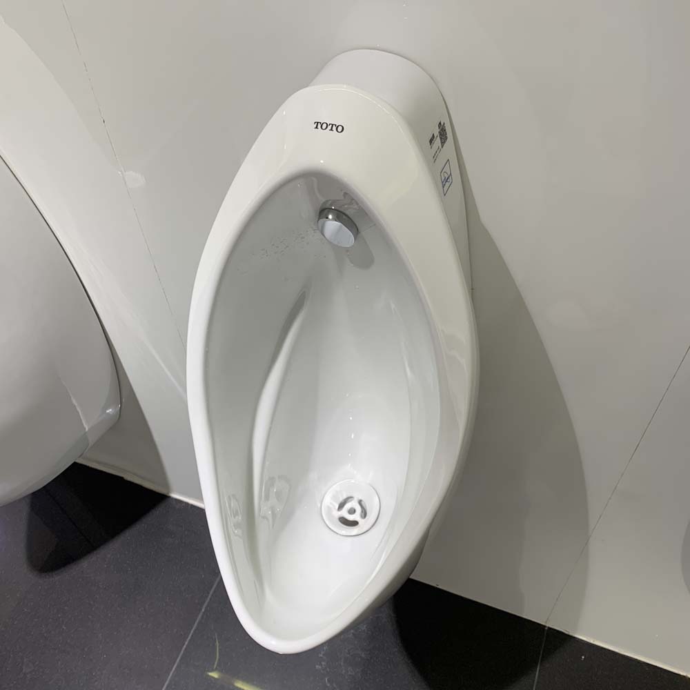 Bồn tiểu nam TOTO UT904HR treo tường xả 0.5L đường cấp nước phía sau