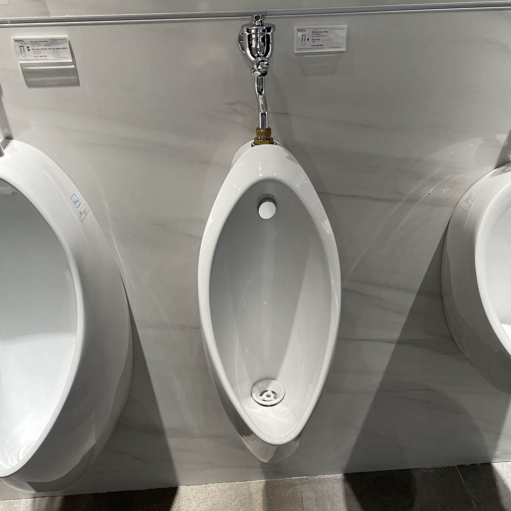 Bồn tiểu nam TOTO UT904N treo tường xả 2L đường cấp nước trên