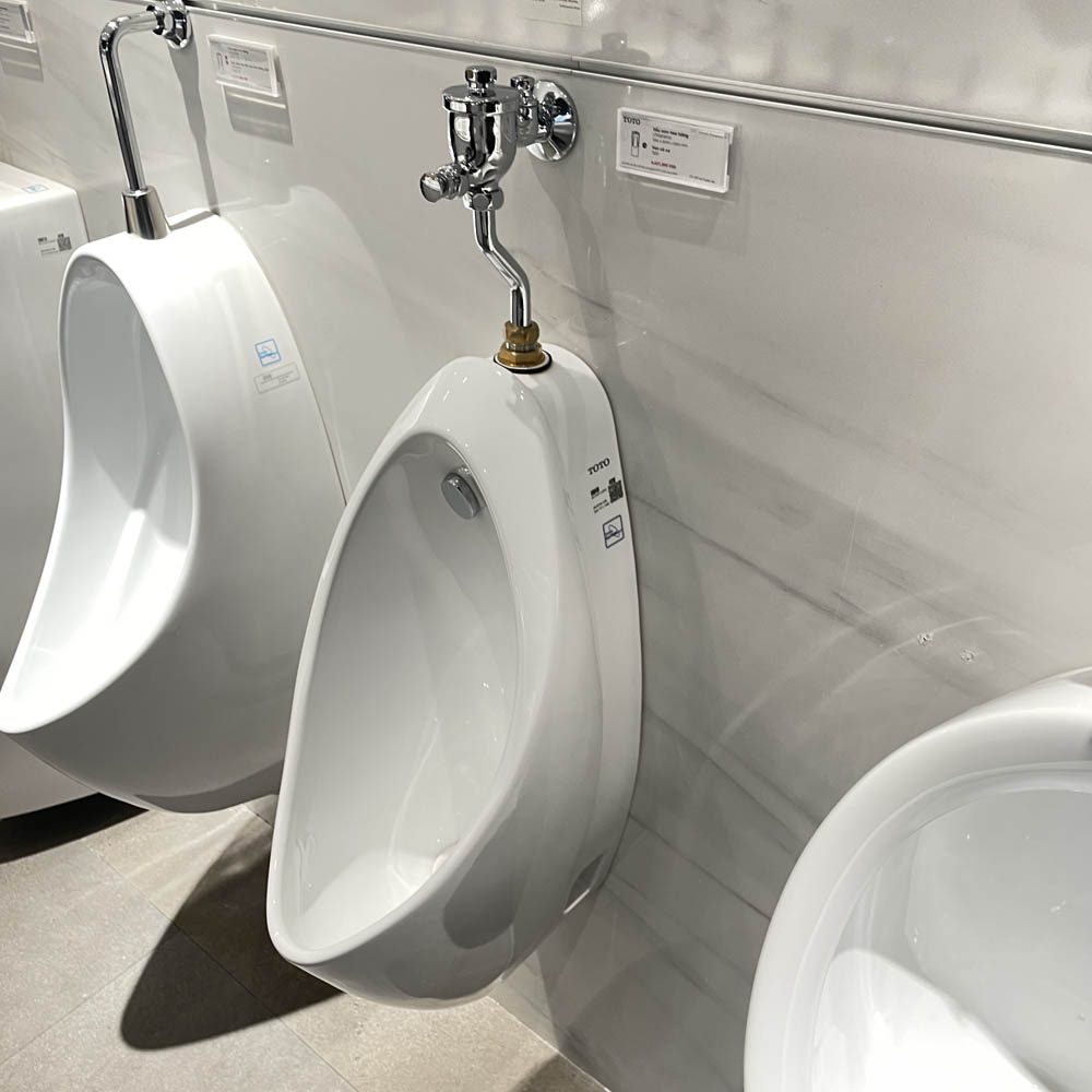 Bồn tiểu nam TOTO UT904N treo tường xả 2L đường cấp nước trên