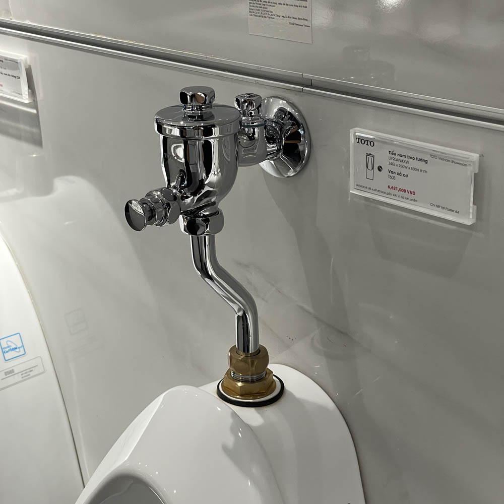 Bồn tiểu nam TOTO UT904N treo tường xả 2L đường cấp nước trên