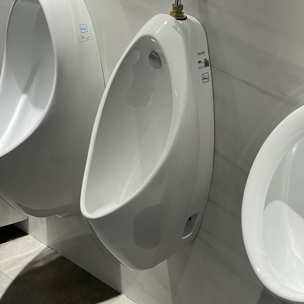 Bồn tiểu nam TOTO UT904N treo tường xả 2L đường cấp nước trên