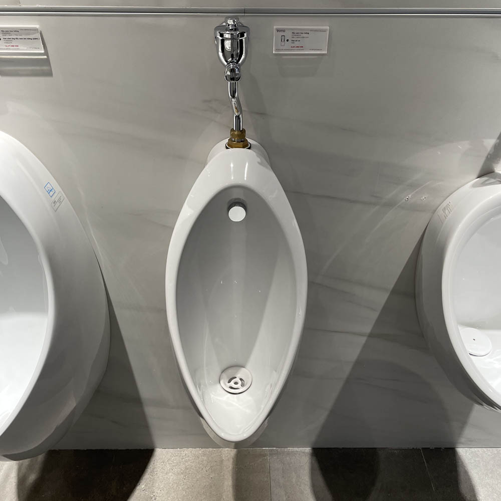 Bồn tiểu nam TOTO UT904N treo tường xả 2L đường cấp nước trên