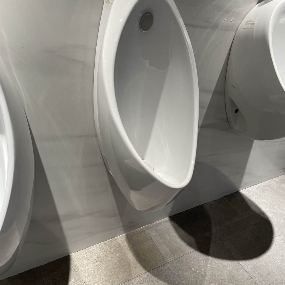 Bồn tiểu nam TOTO UT904N treo tường xả 2L đường cấp nước trên