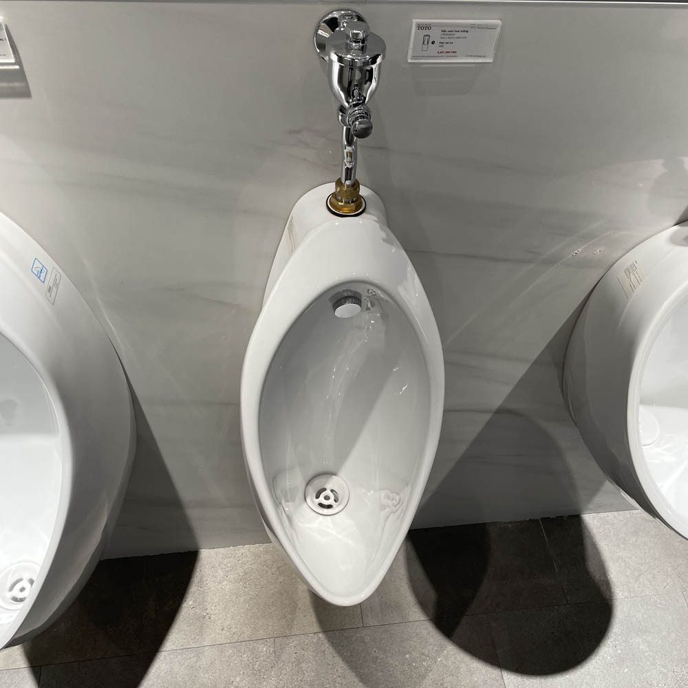 Bồn tiểu nam TOTO UT904N treo tường xả 2L đường cấp nước trên