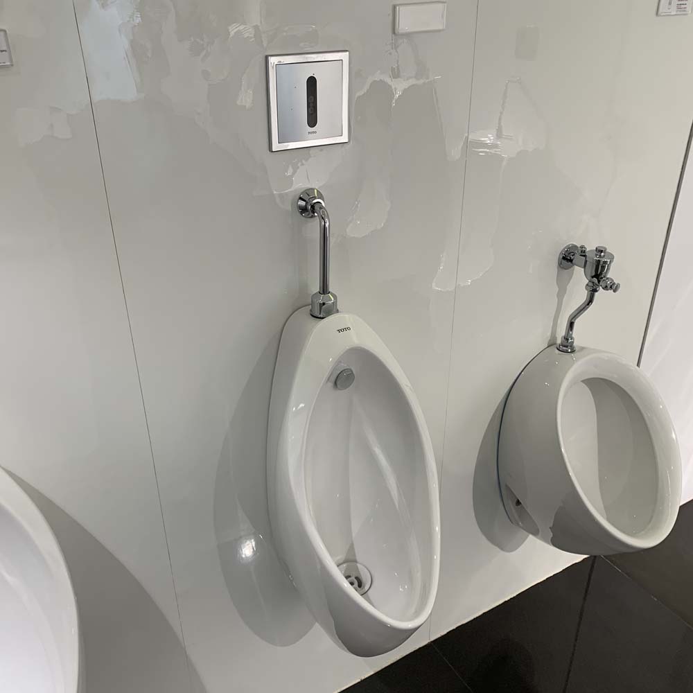 Bồn tiểu nam TOTO UT904R treo tường xả 0.5L đường cấp nước trên