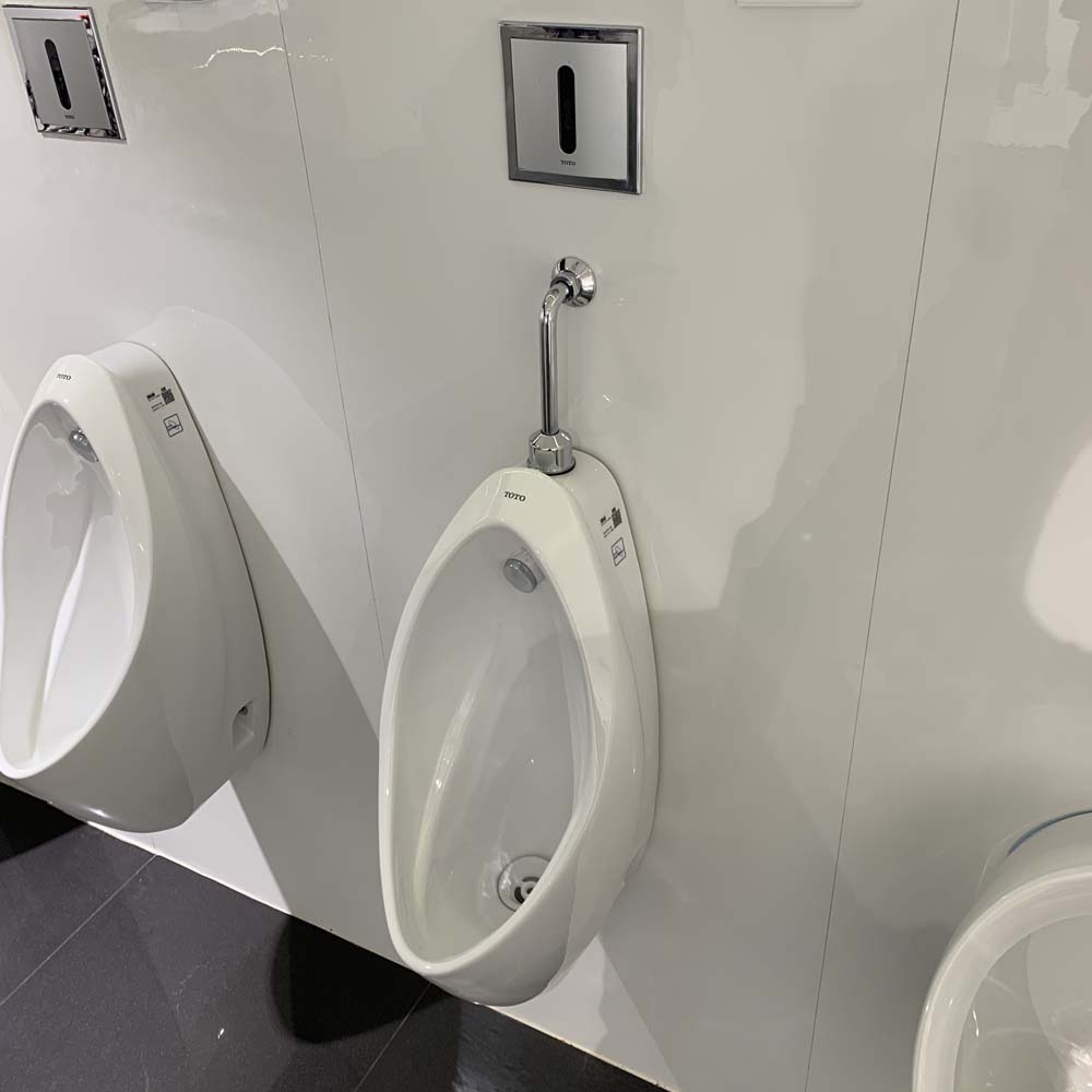 Bồn tiểu nam TOTO UT904R treo tường xả 0.5L đường cấp nước trên