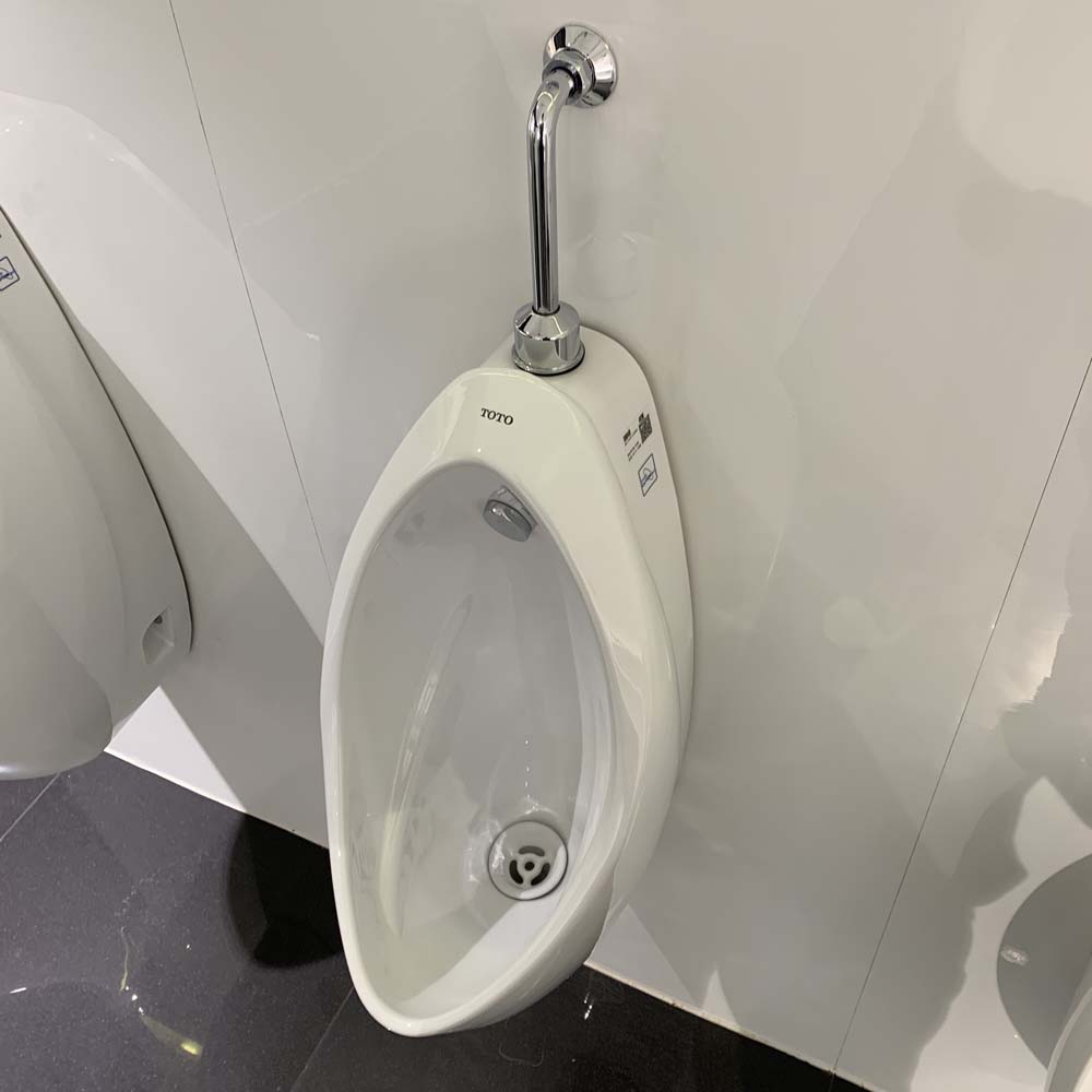 Bồn tiểu nam TOTO UT904R treo tường xả 0.5L đường cấp nước trên