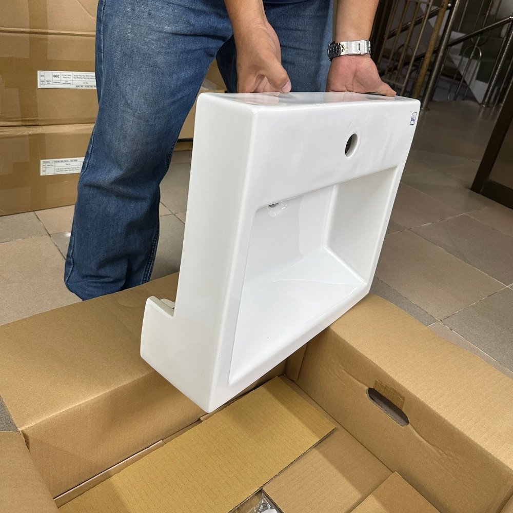 Chậu rửa mặt lavabo bán âm TOTO LT647CS