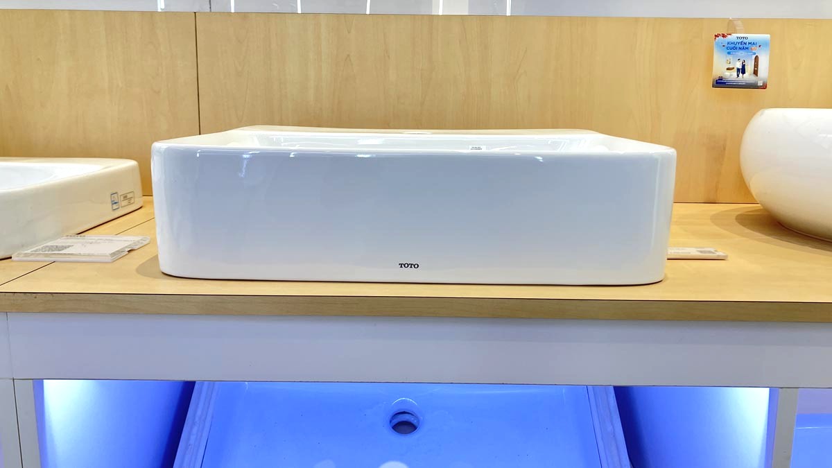 Chậu rửa mặt lavabo bán âm TOTO LW1315CBVN