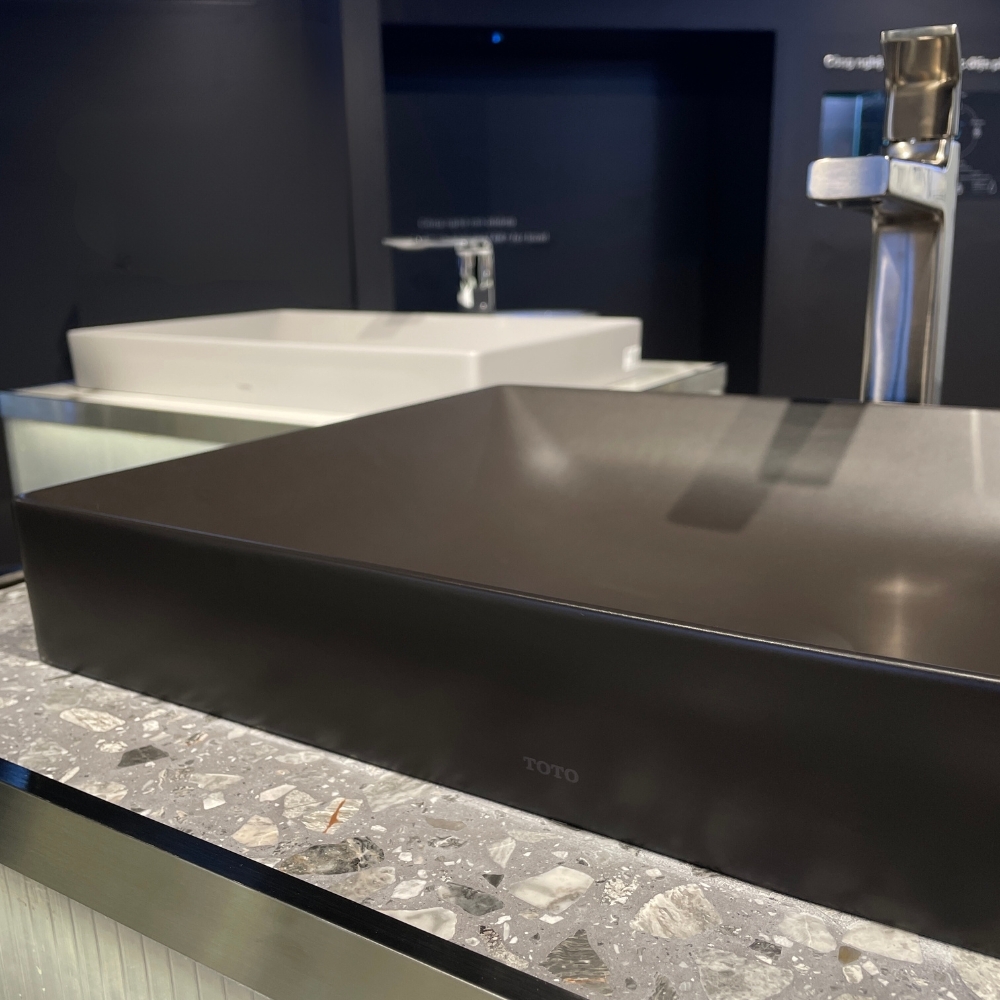 Chậu lavabo đặt bàn TOTO LT4715G17#MBL (LT4715G17MBL) đen mờ vành mỏng Linear Ceram