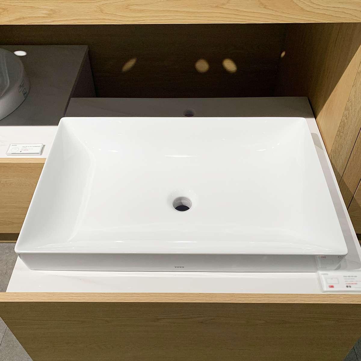 Chậu lavabo đặt bàn TOTO LT4716G19#XW (LT4716G19XW) trắng bóng vành mỏng Linear Ceram