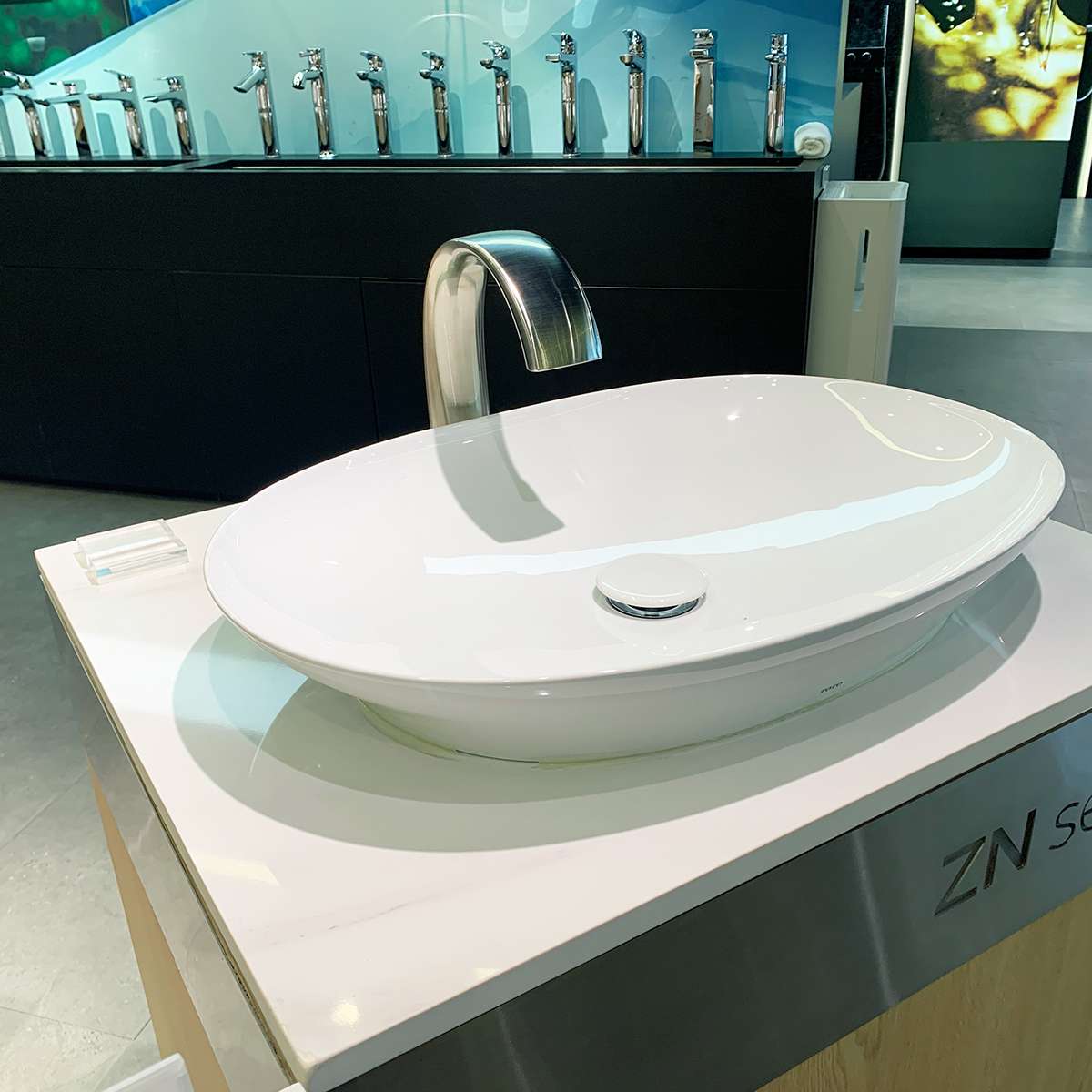 Chậu lavabo đặt bàn TOTO LT4724#XW (LT4724XW) trắng bóng vành mỏng Linear Ceram