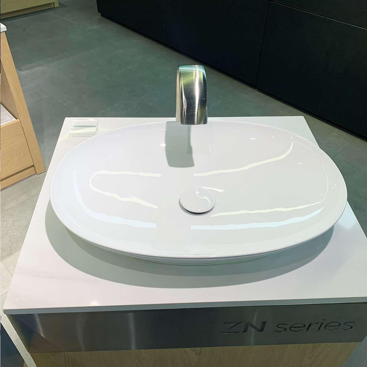 Chậu lavabo đặt bàn TOTO LT4724#XW (LT4724XW) trắng bóng vành mỏng Linear Ceram