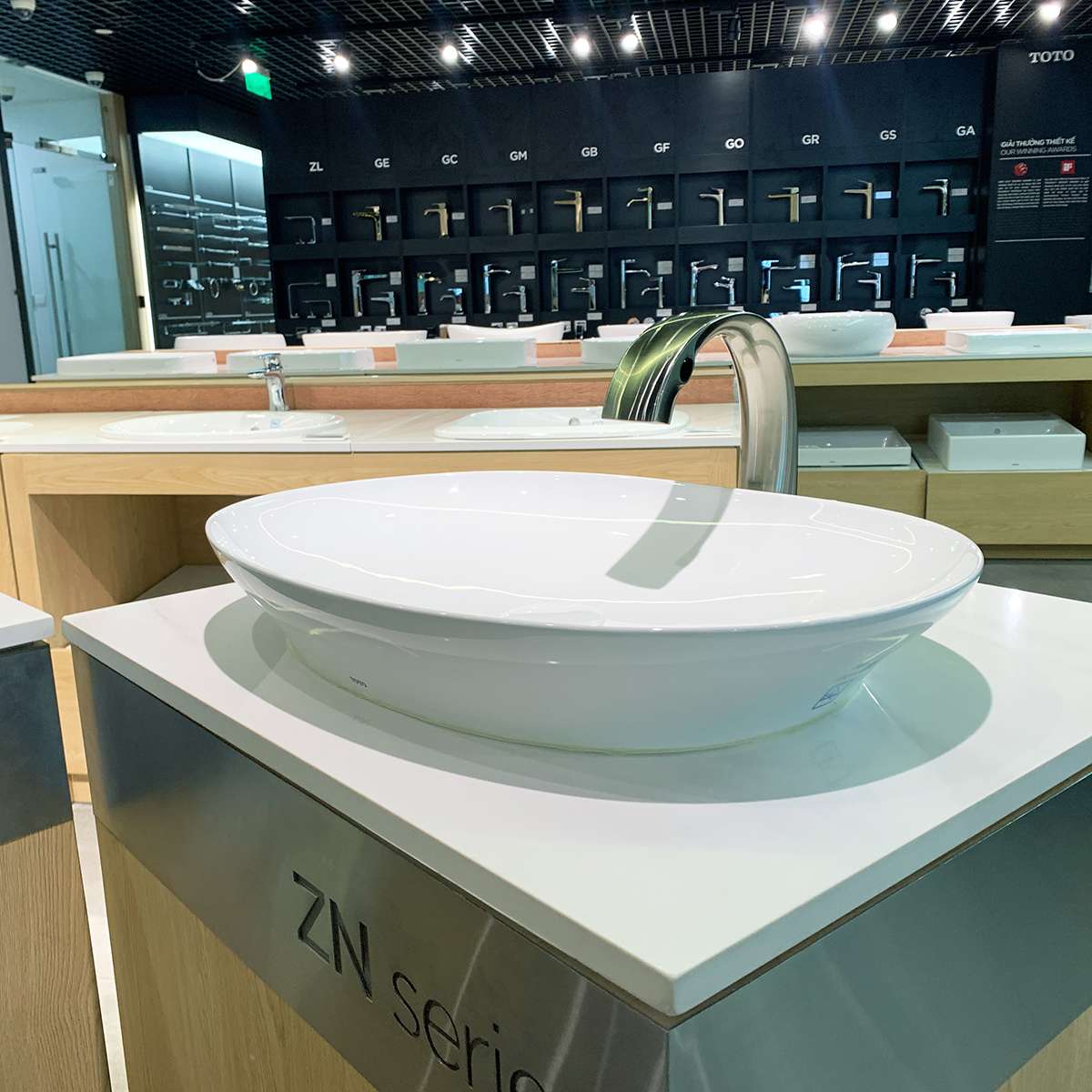 Chậu lavabo đặt bàn TOTO LT4724#XW (LT4724XW) trắng bóng vành mỏng Linear Ceram