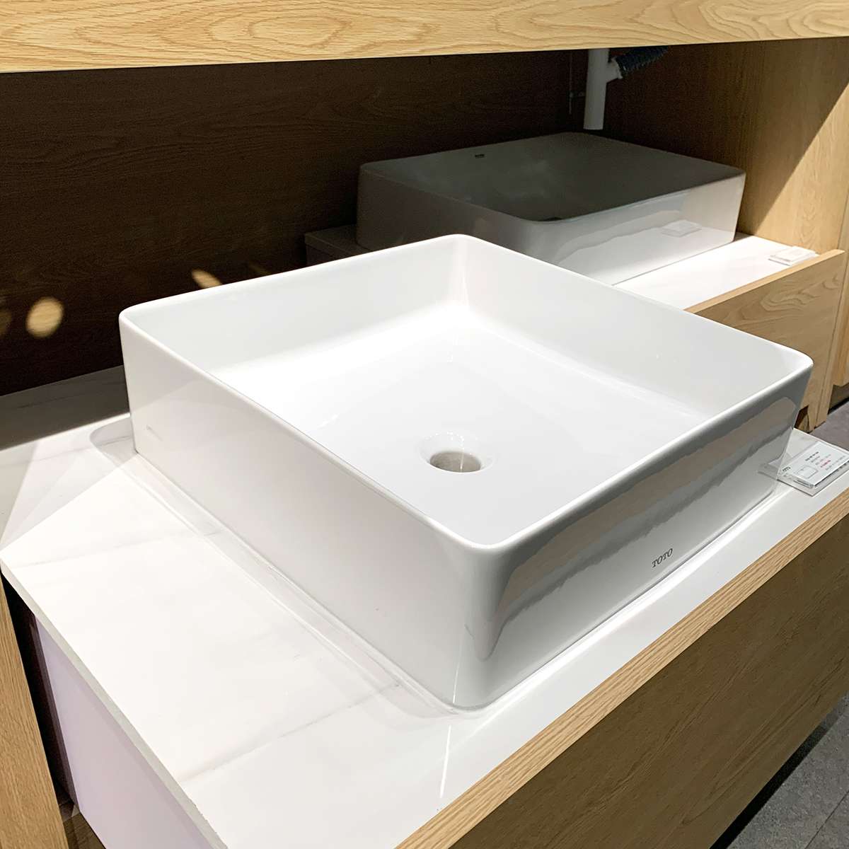 Chậu rửa lavabo đặt bàn TOTO LW574JWF