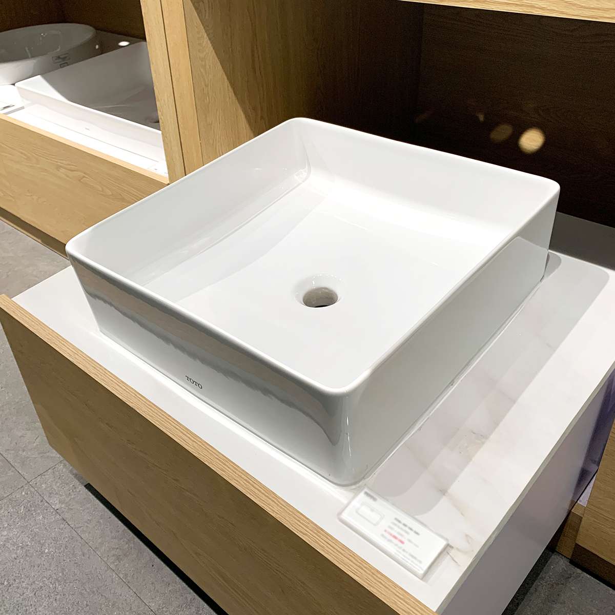 Chậu rửa lavabo đặt bàn TOTO LW574JWF
