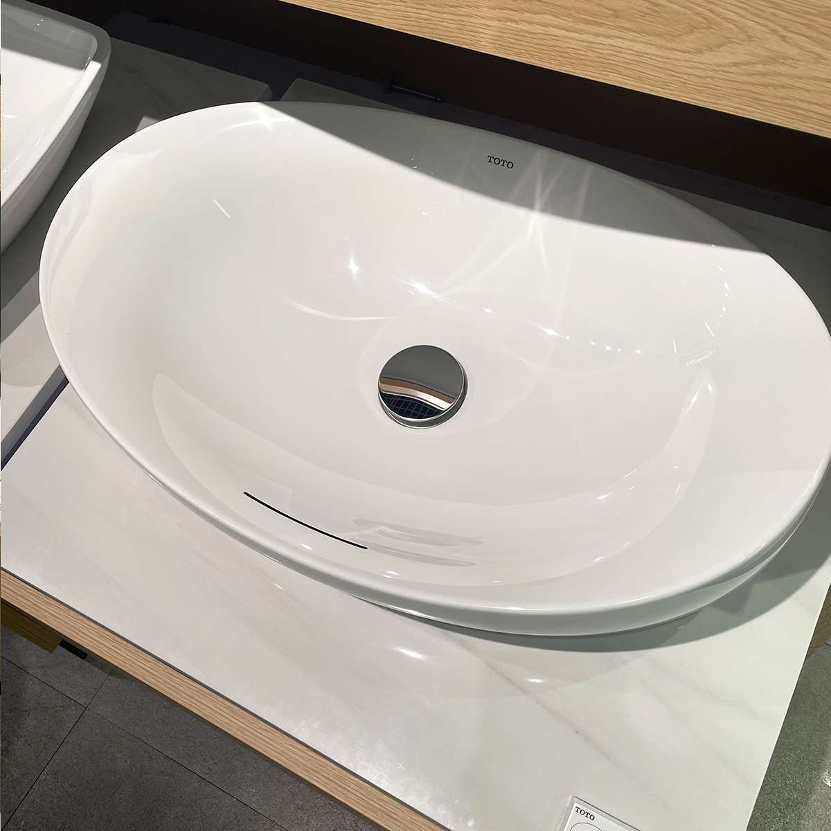 Chậu lavabo đặt bàn Galalato TOTO PJS01WE#GW (PJS01WEGW) trắng bóng