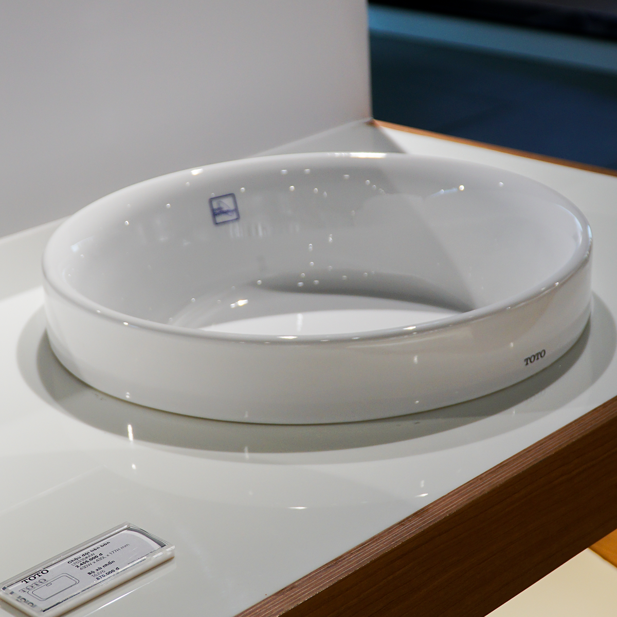 Chậu rửa lavabo đặt bàn TOTO L1704