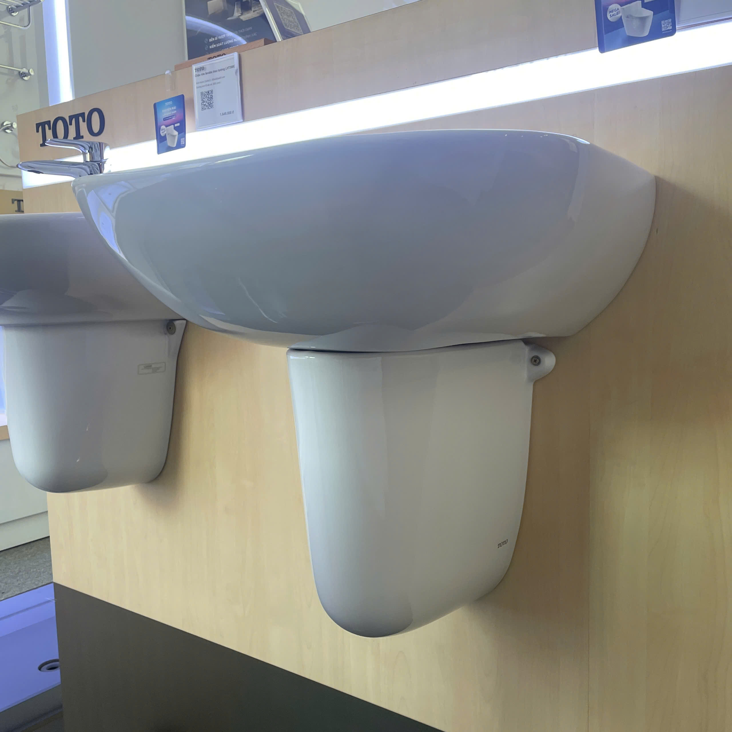 Chậu lavabo treo tường TOTO LHT236CS chân lửng